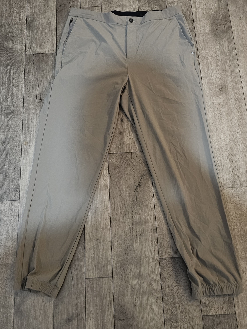 Vuori Men's Fleet Jogger Pants in Light Taupe  Size XL{Bx19}